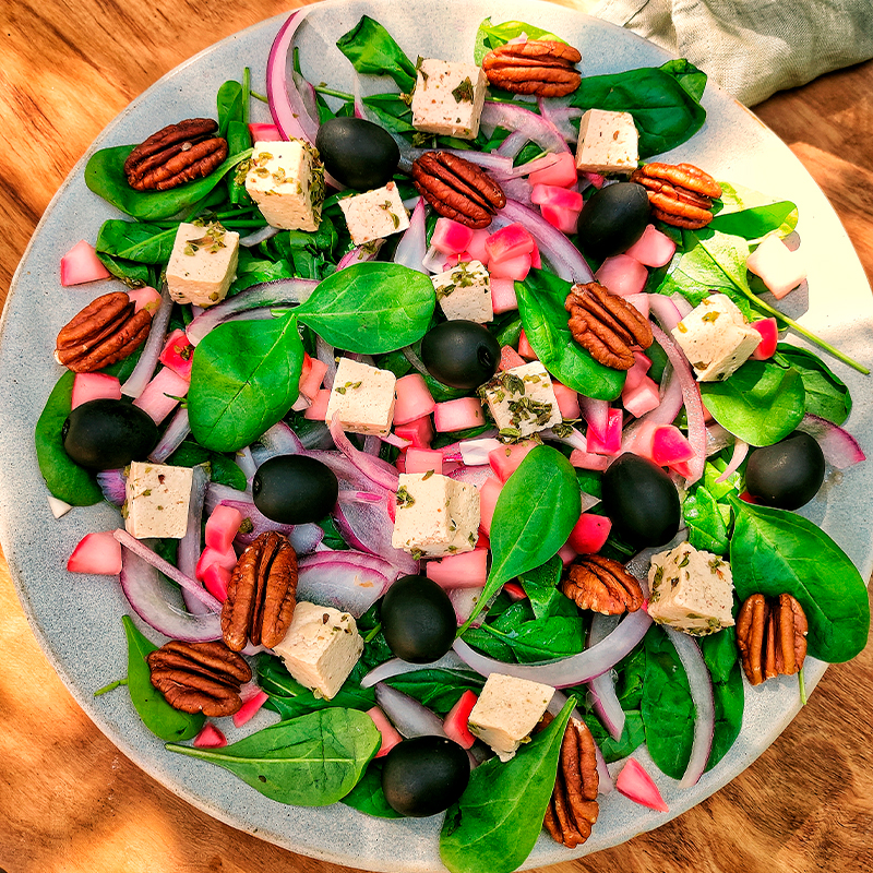 Ensalada de espinacas con rabanitos macerados, nueces y queso feta vegano